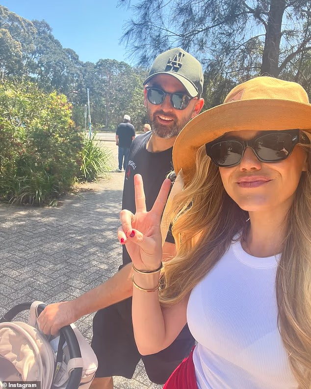 Australski spiner, na fotografiji sa suprugom Emmom, dao je nekoliko jednostavnih savjeta za Konstasa