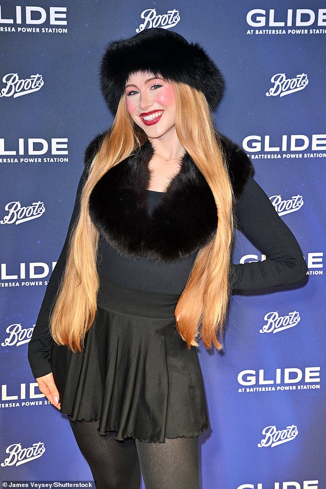 Bila je prisutna i engleska hitmejkerica Emilee Lucia, koja je ukrala show u crnoj plisiranoj mini suknji i glamuroznom krznenom šeširu