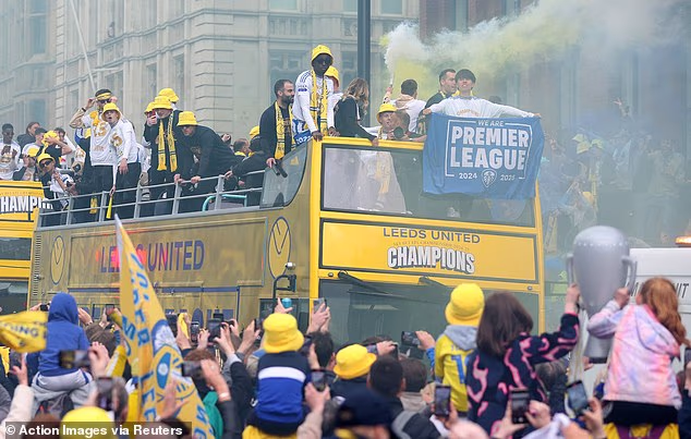 Navijači i igrači Leedsa slave povratak u Premier ligu tijekom ljeta - sada je fokus na ostanku tamo
