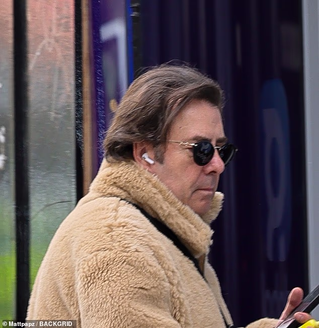 Jonathan Ross također je na fotografiji, umotan u toplu jaknu od flisa dok je nosio naočale u pokušaju da se skrije