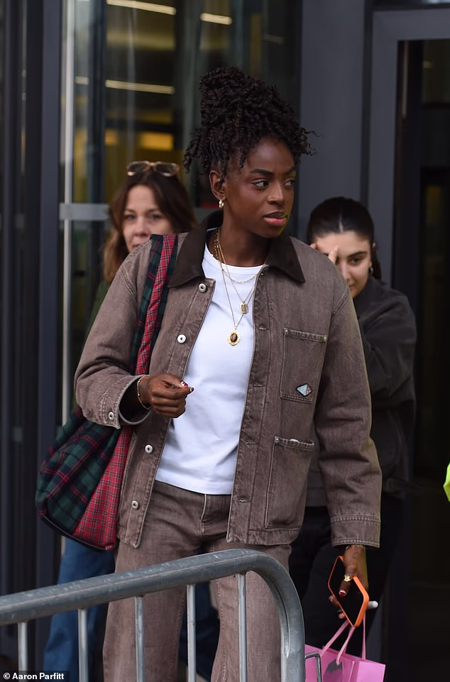 Cat Burns jutros je slikan u Manchesteru u dvostrukom traper izgledu nakon što je izašao iz BBC-jevog doručka kako bi govorio o The Traitors