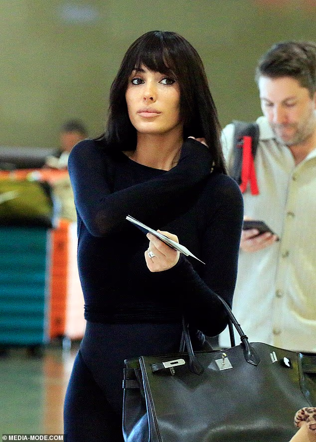 Samo dan ranije, Censori je viđen u Melbourneu u Australiji, završavajući brzi dvodnevni posjet i šepureći se zračnom lukom u elegantnoj, potpuno crnoj odjeći koja grli figuru