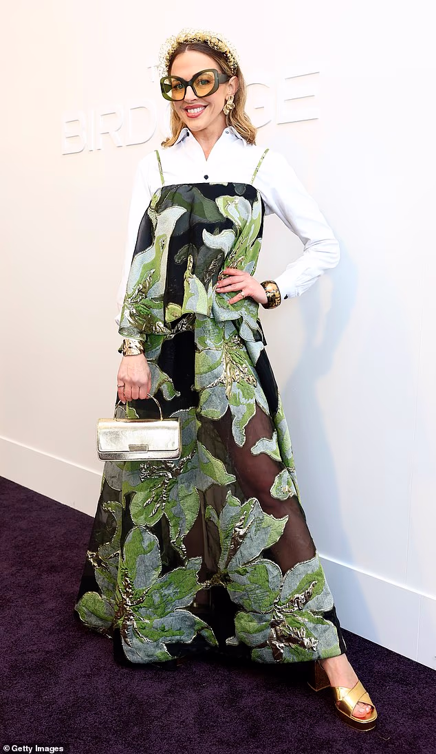 Chantelle Ford odlučila se za odvažan look, izašavši u cvjetnu Elliatt haljinu preko bijele košulje na kopčanje