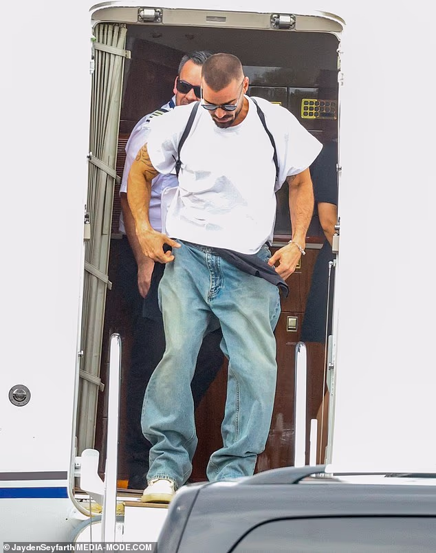 S dlakama na licu i tamnim sunčanim naočalama, Ricky je izgledao gotovo neprepoznatljivo dok je izlazio iz zrakoplova