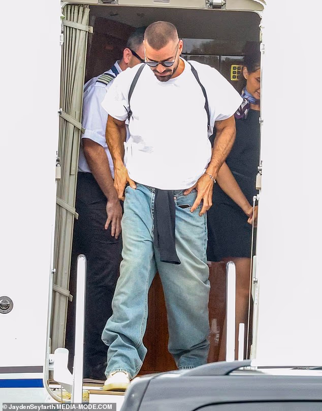 Sa stoičkim izrazom lica dok je hodao do automobila koji ga je čekao, Ricky je izgledao sasvim poslovno, a misli su mu bile usredotočene na nastup u subotu navečer