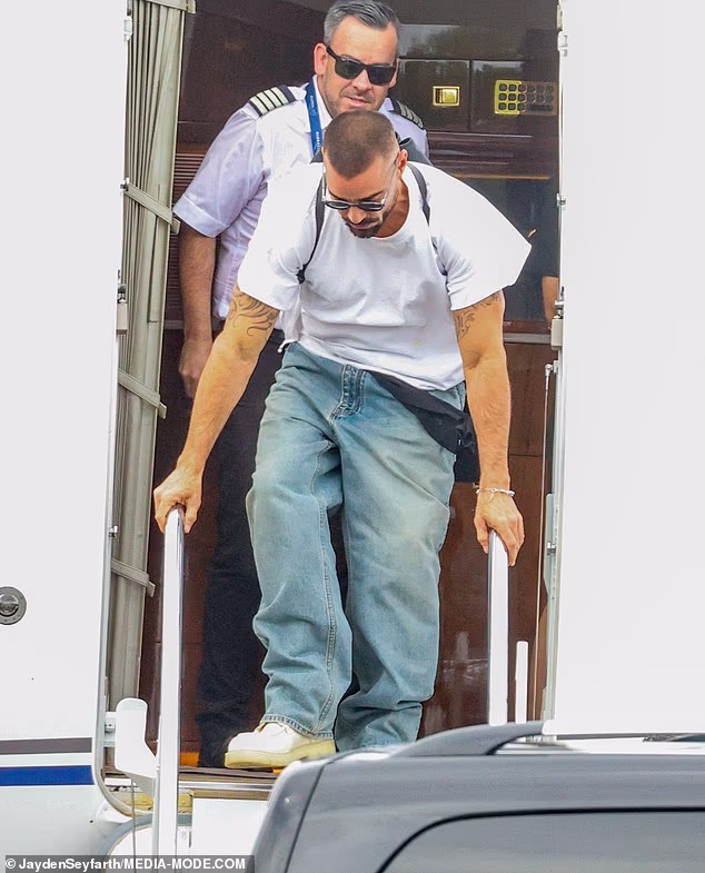 Nosio je i svijetloplave baggy traperice, kao i džemper koji je svezao oko struka.