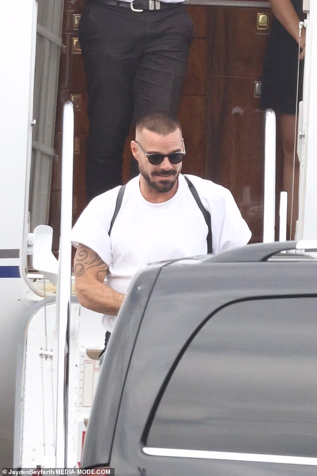 Za let je bio ležeran, izašavši u čistu bijelu majicu kratkih rukava koja je bila široka na njegovom izrezbarenom tijelu