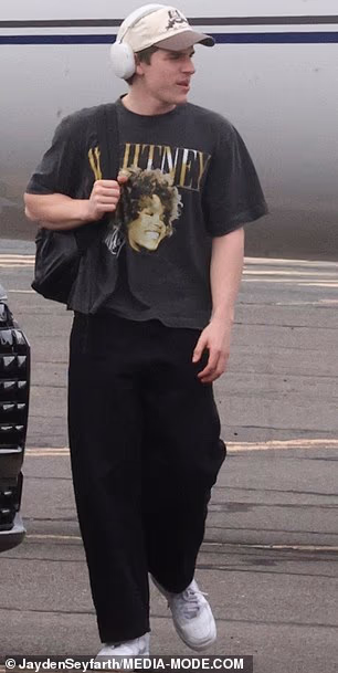 Ni pop zvijezda nije bila sama za let. Pridružili su mu se njegovi blizanci Valentino i Matteo, 17