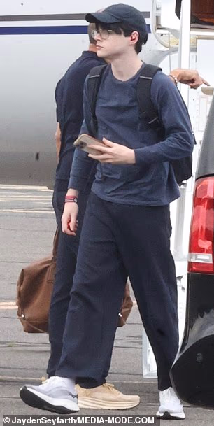 Ni pop zvijezda nije bila sama za let. Pridružili su mu se njegovi blizanci Valentino i Matteo, 17