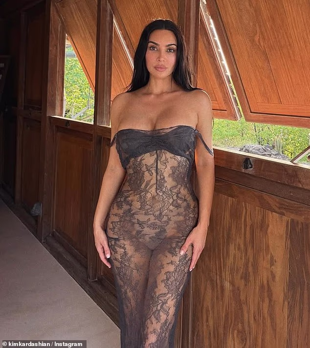 Zvijezda All¿s Faira, 44, razmetala se svojim oblinama u prozirnoj crnoj mrežastoj haljini dok se izležavala u tropskom okruženju, izgledajući više kao bezbrižna bomba na odmoru nego kao nervozna potencijalna odvjetnica