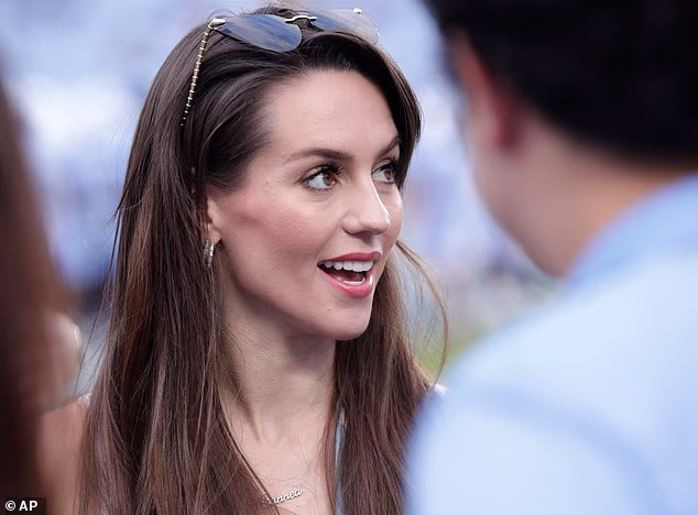 Činilo se da šalje poruku svojim mrziteljima preko 'zabranjene' ogrlice koju je nosila