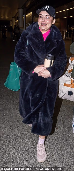 Također je nosila svježi set noktiju s drskim dizajnom kukaca dok se pripremala suočiti s jezivim gmizavcima Down Under