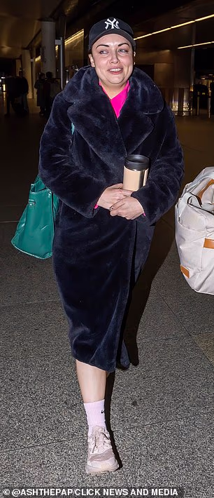 Shona je nosila crni kombinezon ispod jarko ružičaste košulje za svoju odjeću za aerodrom