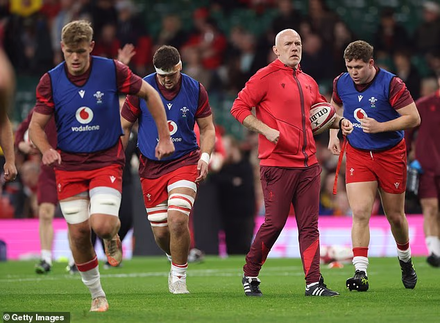 Steve Tandy (desno u sredini) bit će zadovoljan nekim aspektima Walesove igre unatoč porazu