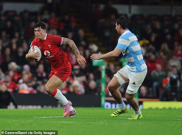 Louis Rees-Zammit ušao je s klupe kako bi se vratio u Wales nakon odlaska u NFL