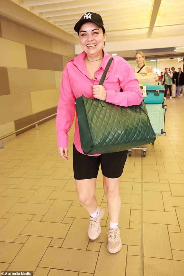 Shona je bila bez zaručničkog prstena nakon što se pričalo da se rastala od zaručnika Davida Brackena, a na pitanje što bi joj nedostajalo u Velikoj Britaniji, rekla je: 'Ne puno.'