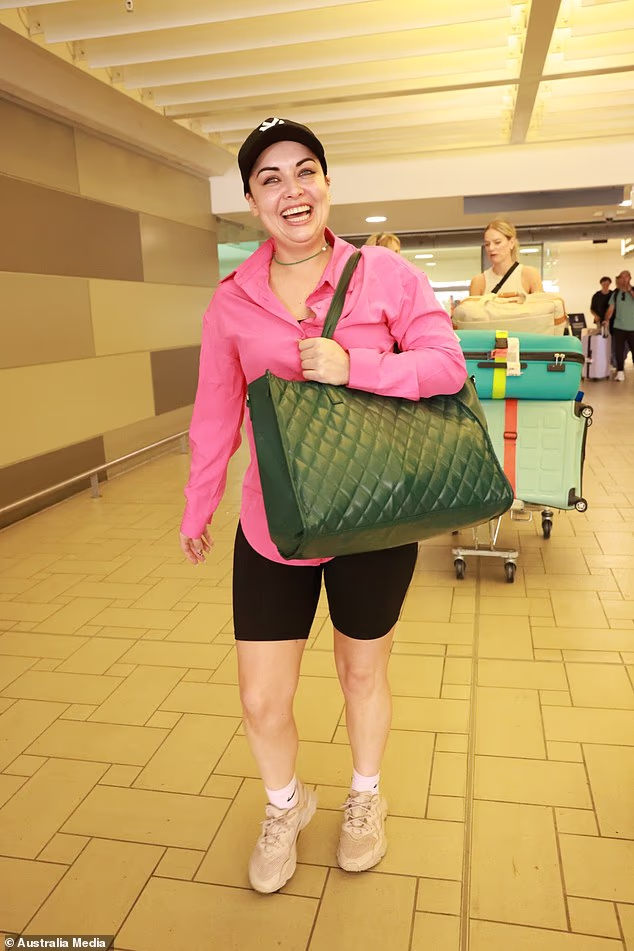 Glumica (34) koja je glumila Whitney Dean od 2008. do 2024. na BBC-jevoj sapunici nosila je jarko ružičastu košulju, crne biciklističke hlače i bejzbolsku kapu