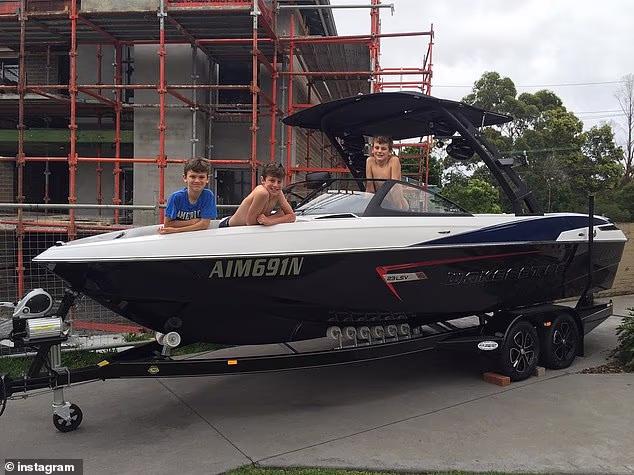 Kinghornov prijatelj rekao je izdanju da su Bearove tvrdnje o njegovom ljubavnom životu u seriji 'zaprepastile' nju i njezine prijatelje. Jer ne samo da je par bio zaručen i živio zajedno, nego je Kinghorn čak uskočila u ulogu 'maćehe' s tri Bearova dječaka - Charliejem, Jackom i Declanom