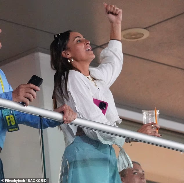 Jennifer je izgledala kao da se dobro zabavlja dok je UNC bilježio vitalnu pobjedu