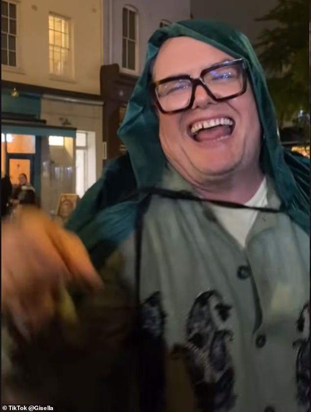 Jedan partijaner je otišao na TikTok, kako bi podijelio video Alana koji u šali viče: 'Jebo te, vjernici!' onima koji su ga zaustavili da ga fotografiraju