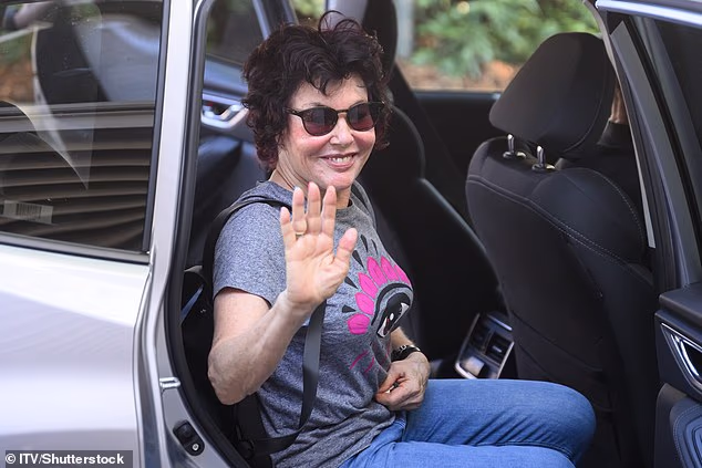 Ruby je izgledala odlično raspoložena dok se penjala u svoj automobil koji je čekao na posljednji dio svog dugog putovanja