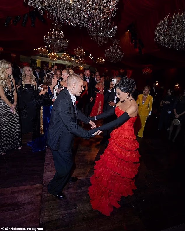 Slavljenica je dokazala da ima najzvjezdaniju listu kontakata u cijelom Hollywoodu zabavom koja je održana u vili Jeffa Bezosa vrijednoj 165 milijuna dolara (viđena s Justinom)