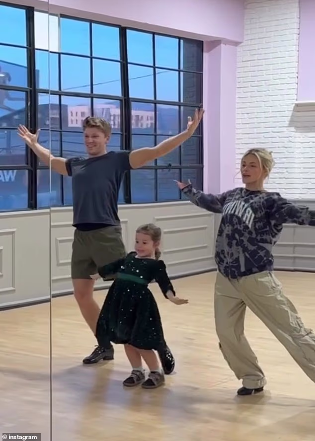 Četverogodišnjakinja, čija je majka Robertova sestra, Bindi Irwin , 27, izgledala je preslatko u svjetlucavoj crnoj haljini dok je radila na svojim pokretima s Robertom i njegovom plesnom partnericom Witney Carson (desno)