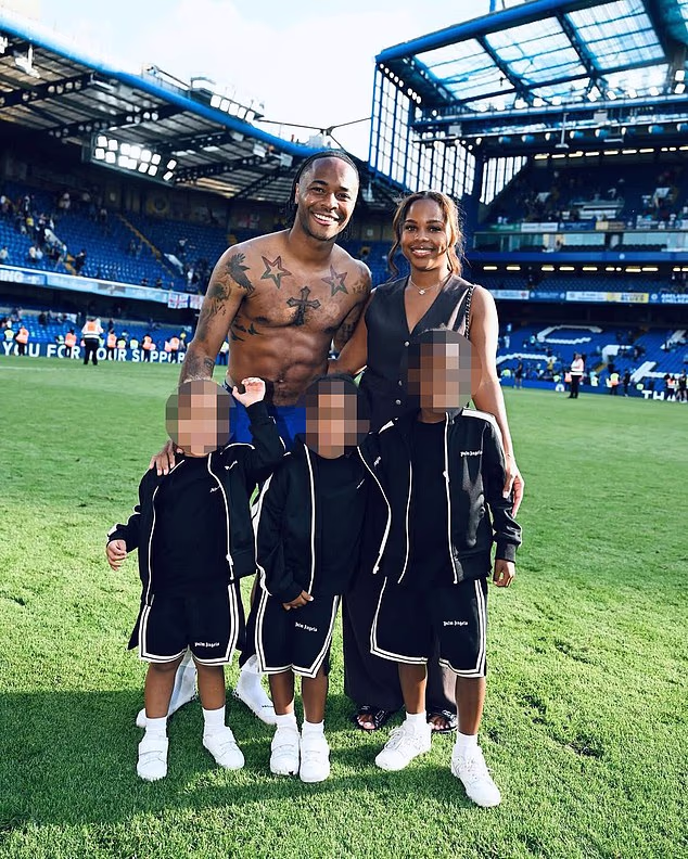 Policija doline Thames Valley rekla je: 'Policajci provode temeljitu istragu i mole sve koji imaju informacije ili ako vide nekoga u tom području da se ponaša sumnjivo, da kontaktiraju policiju'