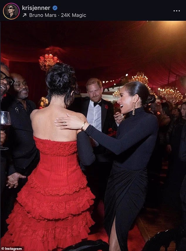 Bila je još jedna slika snimljena iza slavljenice Kris dok je Meghan držala ruku na ramenu dok joj je Harry pravio glupu facu