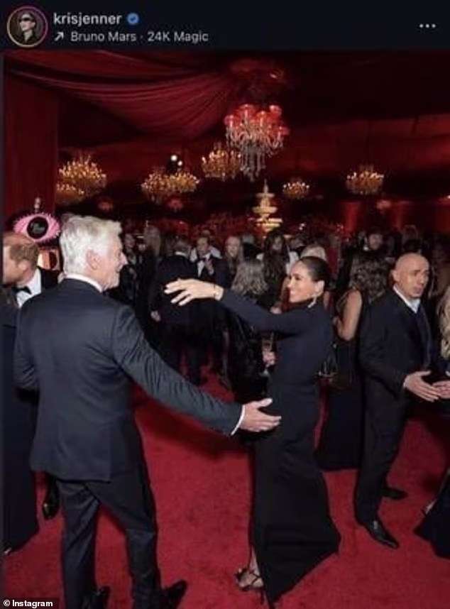 Još jedna izbrisana snimka vidjela je kako se Meghan spremala pozdraviti izvršnog direktora Netflixa, Reeda Hastingsa, zagrljajem