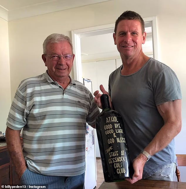 Athol (na slici s Billyjem) bio je dugogodišnji carinik u Peden's Hotelu u Cessnocku