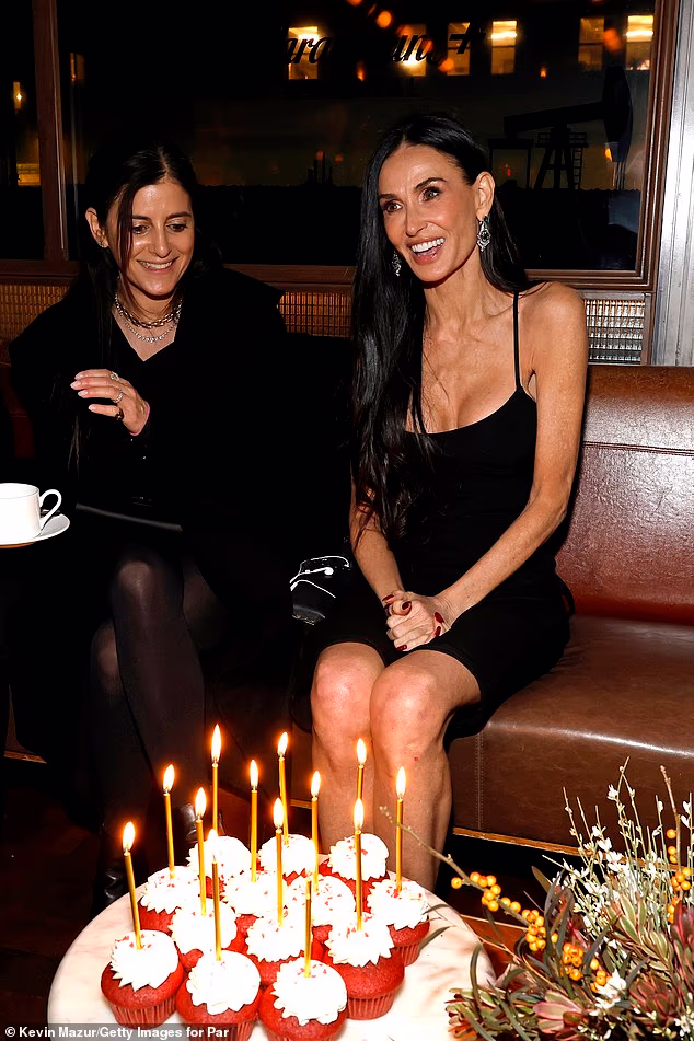 Praktički svi u Midtown steakhouseu Quality Italian pjevali su Moore (rođenoj Guynes) sretan rođendan dok je zaželjela želju tijekom Landman after partyja