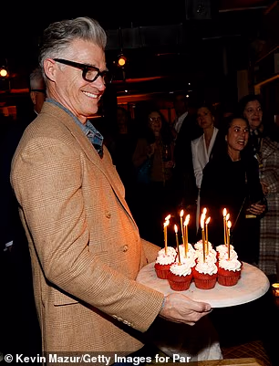 Nekoliko sati kasnije, podcaster Not Just Pretty Pictures Eric Rutherford iznenadio ju je pladnjem od 13 kolačića od crvenog baršuna prekrivenih upaljenim svijećama