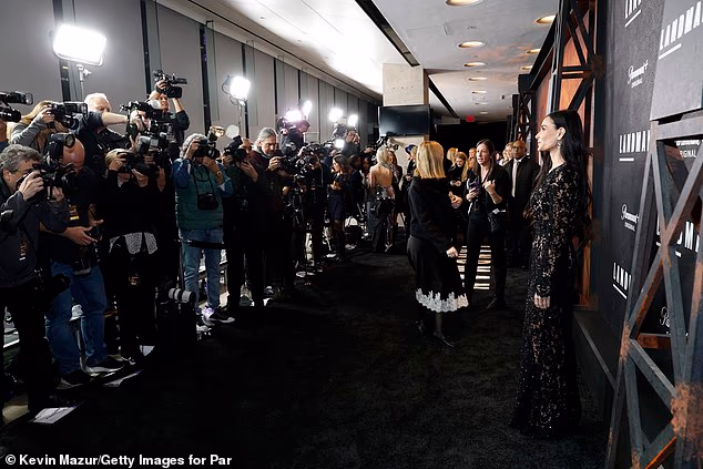 Ostale nadolazeće uloge traženog boomera uključuju znanstveno-fantastičnu komediju o krađi u trgovinama Bootsa Rileyja iz 2026. I Love Boosters i romansu Strange Arrivals Rogera Rossa Williamsa s radnjom iz 1961.