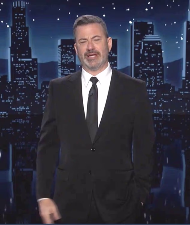 Kanadska rock legenda nosila je Jimmy Kimmel Live! kapu, koju je vjerojatno nabavio tijekom Kimmelove suspenzije od tri epizode u rujnu zbog kritika konzervativaca nakon atentata na osnivača Turning Point USA Charlieja Kirka. Kimmel je sa suzama odao počast svom prijatelju iz djetinjstva i vođi benda Cletu Escobedu III u utorak nakon njegove smrti rano tog jutra u 59.