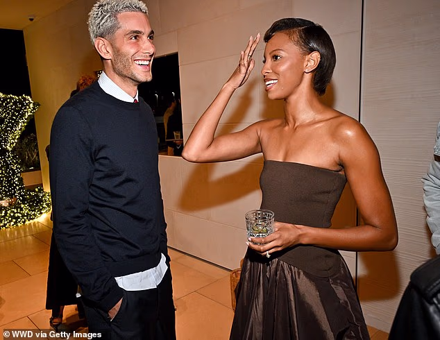 Kendallin dobar prijatelj Fai Khadra također je snimljen na događaju kako razgovara s Kasmere Trice