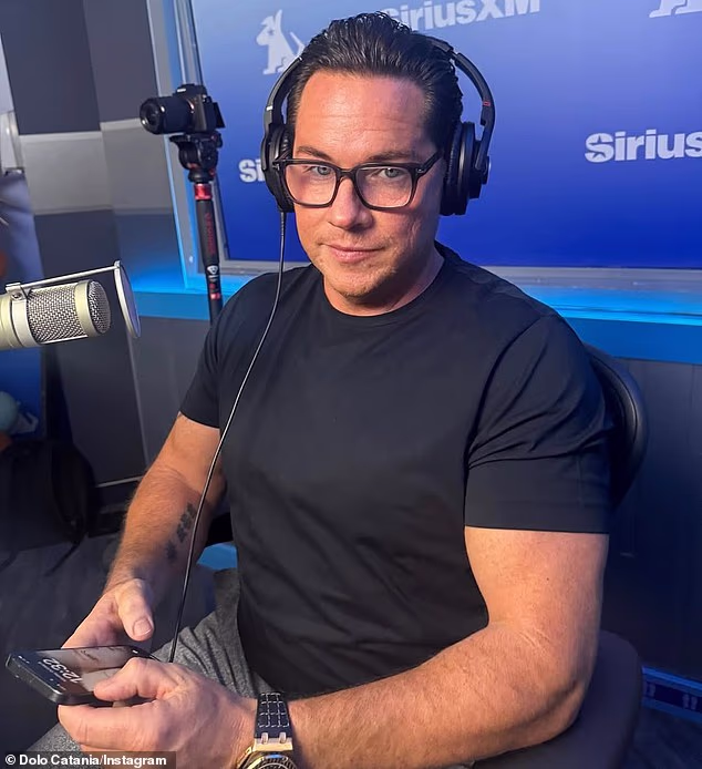 Postavio je pitanje u Appleovoj trgovini u Woodcliff Lakeu, New Jersey, gdje su se prvi put sreli prije pet godina. 'Mogla sam je zaprositi na jahti u Grčkoj. Mogao sam unajmiti veliku dvoranu, pozvati 400 ljudi i zamoliti je da se uda za mene uz vatromet u pozadini. Ali to nismo mi', rekao je za stranicu