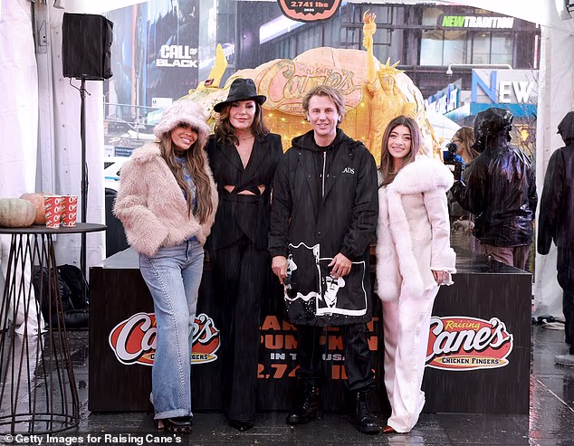 (LR) Catania, LuAnn de Lesseps, Jonathan Cheban i Gia Giudice na događaju Raising Cane na Times Squareu u New Yorku 30. listopada