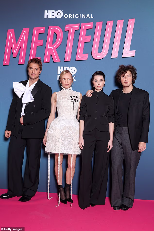 Glumica je pozirala za fotografije na ružičastom tepihu s ostatkom glumačke postave (LR) Lucasom Bravom, Diane, Anamarijom Vartolomei i Vincentom Lacosteom)