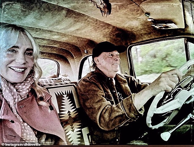 Young je ranije viđen kako vozi svoj ažurirani kabriolet na fotografiji koju je podijelila njegova treća supruga Daryl Hannah (L, slikana 2023.). Hannah je 17. travnja objavila svoj dokumentarac, Neil Young: Coastal, koji je snimila tijekom njegove solo turneje 2023.