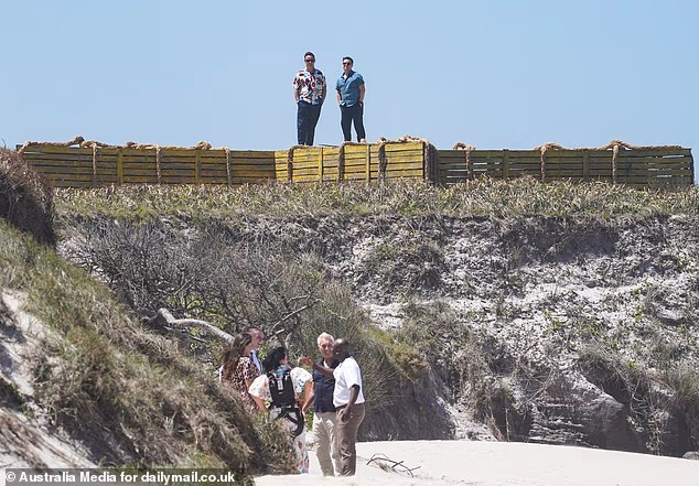 Ant i Dec držali su se na sigurnoj udaljenosti od slavnih osoba koje su sletjele