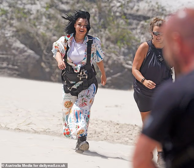 Shona je nosila kombinezon s printom i pojasom