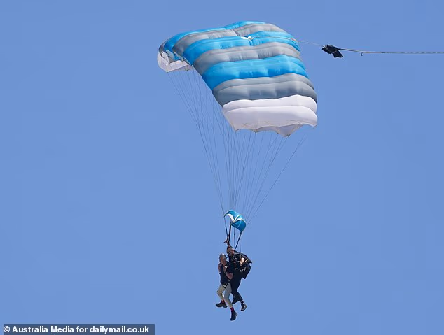 Martin je pogledao svaki centimetar cool mušterije dok je na plažu stigla padobranom
