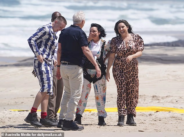 Martin (64) je za svoj skok s padobranom nosio tamnoplavu polo majicu s krem ​​hlačama, dok je Aitch (25) nosio odgovarajuću kombinaciju plavo-bijelih pruga.