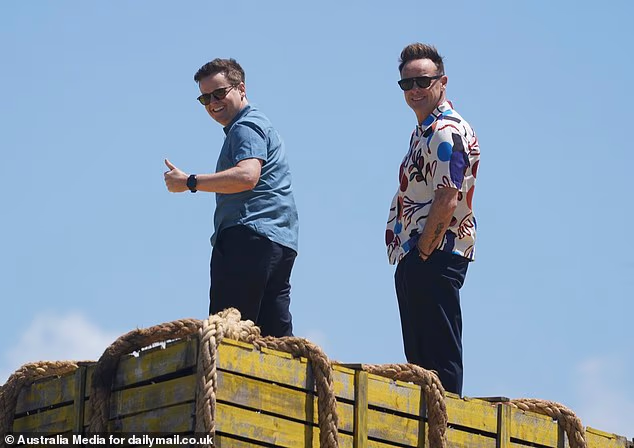Domaćini Declan Donnelly i Ant McPartlin gledali su dolaske s rta