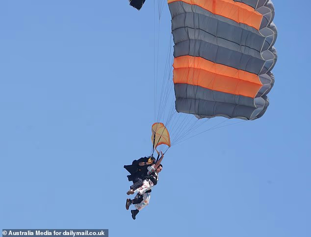 Shona je snimljena kako leti kroz zrak u svom padobranu dok je uspješno dovršavala svoj prvi izazov u programu