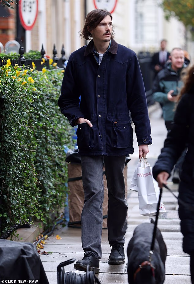 Dylan, stariji od svoje dvoje djece sa suprugom Keely Shaye Smith, tiho je promatrao radnju sa suprotne strane ulice dok je njegov otac snimao njegove scene