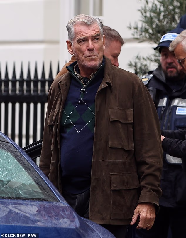 Odjeven u smeđu antilop jaknu i vuneni džemper, Brosnan je izgledao kao irski kriminalni šef Conrad Harrigan