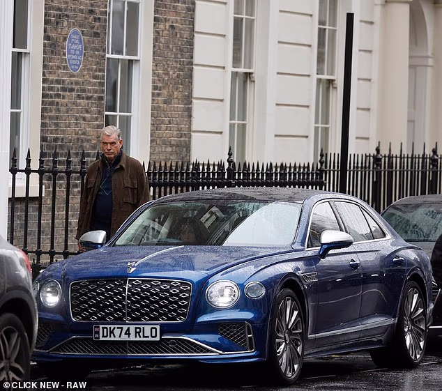 Glumac je u četvrtak ujutro viđen kako snima uz blještavo plavi Bentley