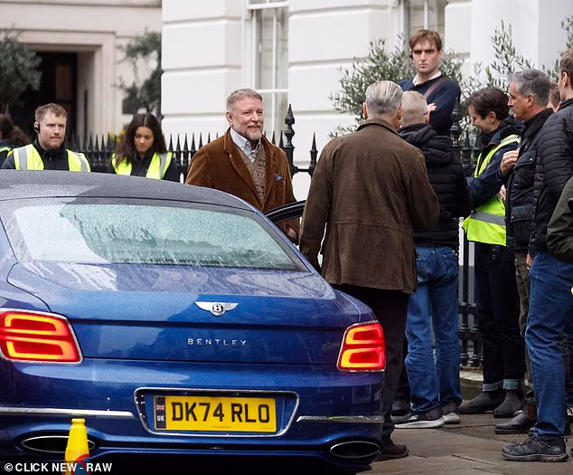 Redatelj Richie viđen je kako uživa u veselom trenutku s glumcima i ekipom tijekom pauze između scena u četvrtak